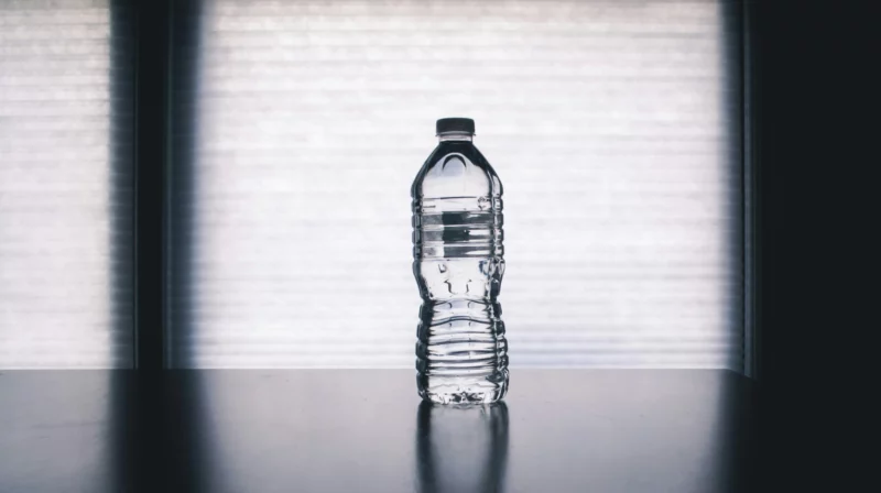 水の入ったペットボトル